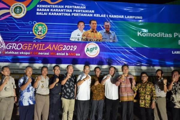 Kementan Lepas Ekspor Nanas ke Spanyol dan Pisang Lampung ke China