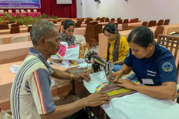 Kemendes Dorong Peningkatan Kesejahteraan Penjahit Daerah Tertinggal