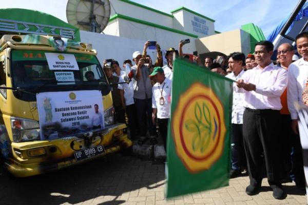 Bantuan Pupuk dan Traktor Gratis Korban Banjir Sulsel 