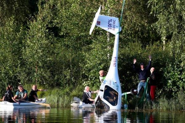 Pesawat Listrik Pertama Norwegia Jatuh ke Danau