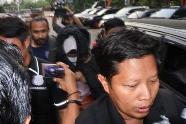 Bunuh dan Bakar Suami Serta Anak Tirinya, Aulia Kesuma Tutup Muka