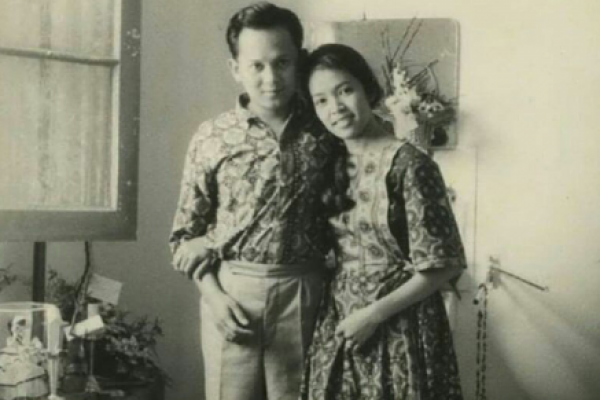 Kisah Cinta Habibie Ainun, Mulai Hijab Sampai Puisi Romantis