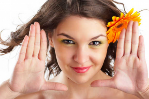 Tips Makeup Pops of Color untuk Tampil Beda