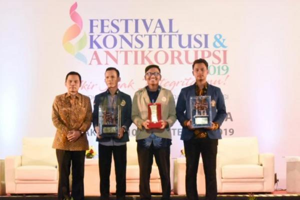 Ma`ruf Cahyono Serahkan Hadiah Pemenang Lomba Pekan Konstitusi MPR 2019