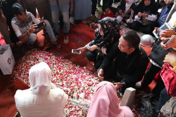 Lho, Makam Habibie Kok Jadi Tempat Selfie?