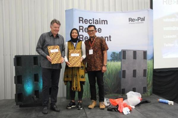 Kini Label Plastik Bekas Bisa Jadi Palet