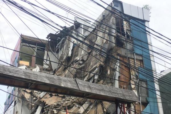 Halo Warga, Tolong Jangan Dekati Gedung Ambruk di Slipi