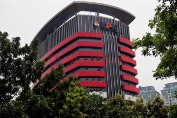 KPK Telah Intai Bupati Sidoarjo Hingga ke Padang