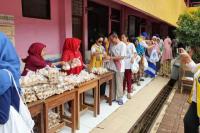 Lions Club Bantu Korban Banjir di Pasar Minggu
