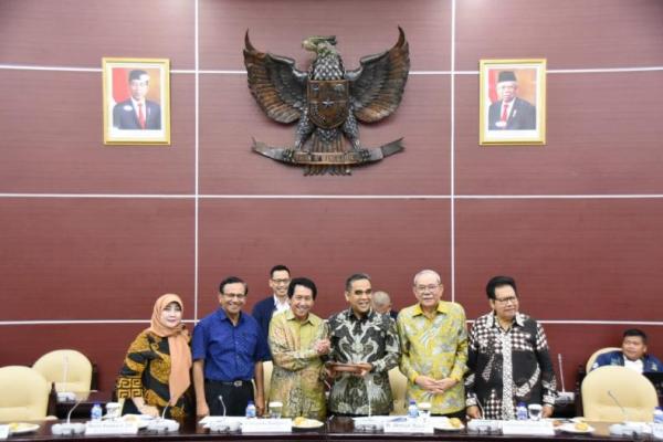 Ahmad Muzani Sahkan Pimpinan dan Anggota  Komisi Kajian Ketatanegaraan MPR