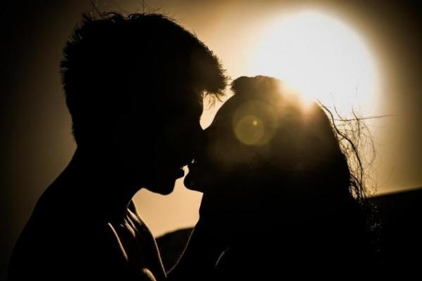 Bagaimana Ciuman Pertama Anda?