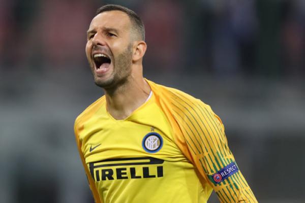 Insiden Patah Jari Buat Handanovic Absen Derby Milan