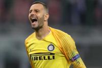 Insiden Patah Jari Buat Handanovic Absen Derby Milan