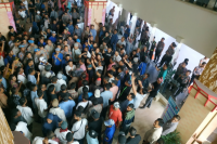 Arena Kongres PAN Ricuh, Sekelompok Massa Lempar Bangku 