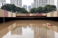  Tak Berdaya Melawan Banjir,  Underpass Kemayoran Tenggelam
