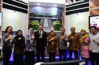 Humas MPR Bagi Buku Gratis di Acara Kampung Hukum MA