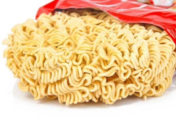 17 Miliar Kemasan Mie Instan Diproduksi Tiap Tahun, Kemana Sampahnya?