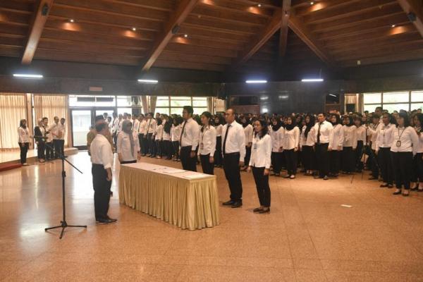 Sekjen Anwar Sanusi Mengambil Sumpah PNS Kemendes PDTT