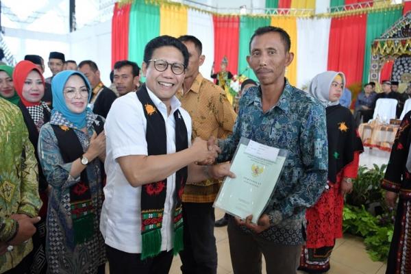 Gus Menteri Serahkan 800 Sertifikat Transmigrasi