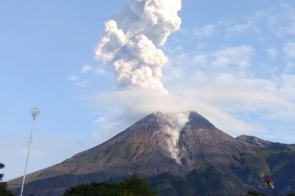 Merapi Semburkan Awan Panas  Hingga Dua Kilometer