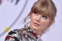   Taylor Swift Dorong Penghancuran Patung Tokoh Rasis