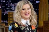 Rekaman Dalam Enam Bahasa, Kelly  Clarkson Takut Alami Aneurisma Otak