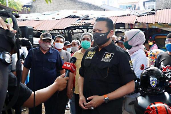Beri Bantuan Supir Bajaj, Bamsoet: Dorong Pemerintah Perluas Penerima Bantuan