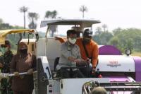 Jajal Langsung Combine Harvester, Mentan Gelar Panen Raya di Kabupaten Pandeglang
