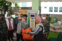 Disambut Ratusan Warga, Mentan Tinjau ATM Beras di Cibinong, Bogor