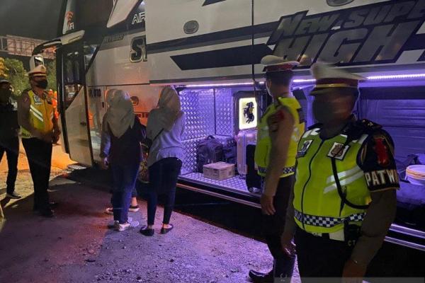 Coba Kelabui Petugas, Pemudik Nekat Sembunyi di Toliet Bus