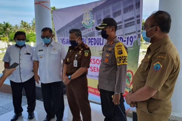 Kajari Talaud Bagikan Puluhan Paket Sembako