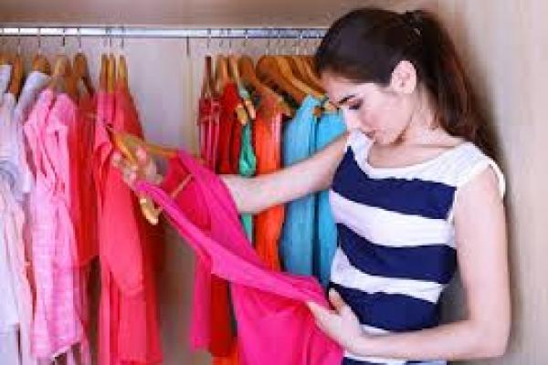 Ini Alasan Cewek Kenapa Mengeluh Kurang Stok Baju