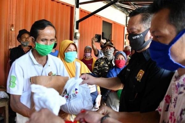 Bantu Pemulung, Bamsoet Ajak Masyarakat Putus Penyebaran Covid-19