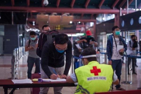 Dokumen Tidak Valid, 100 Calon Penumpang Soeta Gagal Terbang