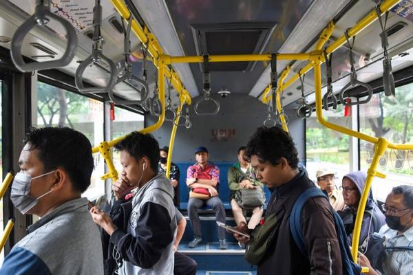 50 Bus Gratis Urai Penumpukan Penumpang KRL