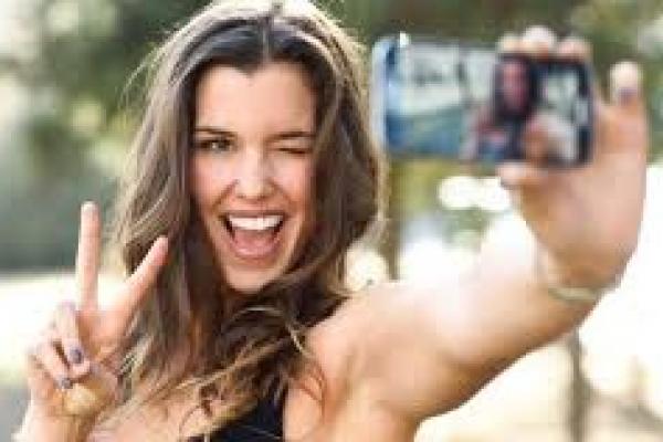 Ternyata Ini Loh Penyebab Seseorang Kerajingan Selfie