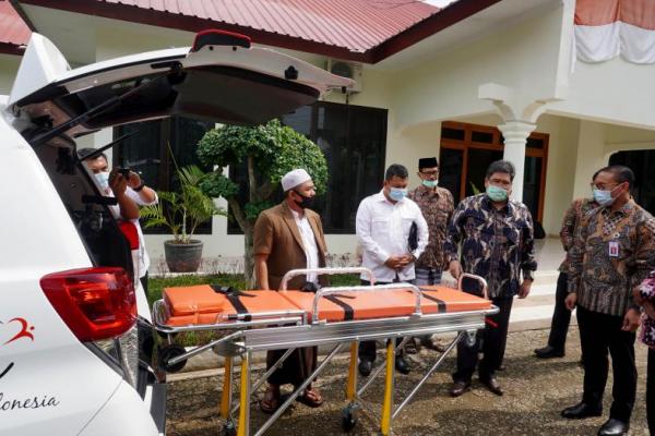 Perang Lawan Covid-19, Toyota Donasi Ambulance dan APD ke Pesantren