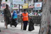 Ribuan Orang Tanpa Masker di Jakarta Pusat Dihukum Kerja Sosial