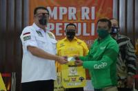 Cegah Penularan Covid-19, MPR Peduli Bantu Ojol Partisi Portable