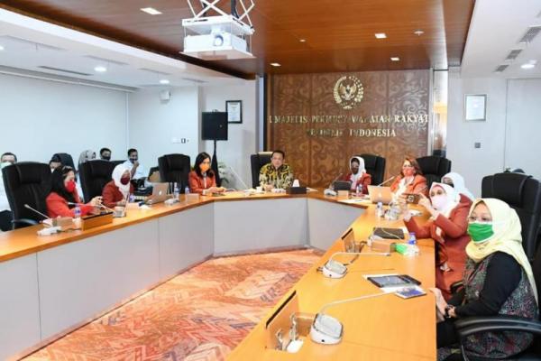 Pendidikan Paling Dasar Dalam Keluarga Berasal Dari Seorang Ibu