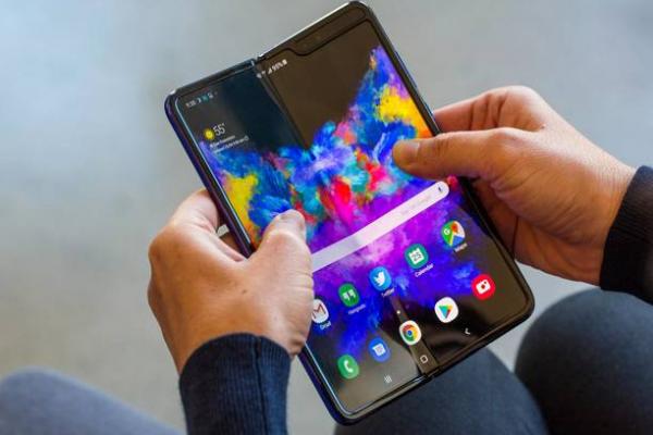 Pertengahan Tahun Ini Samsung Rilis Ponsel Layar Lipat