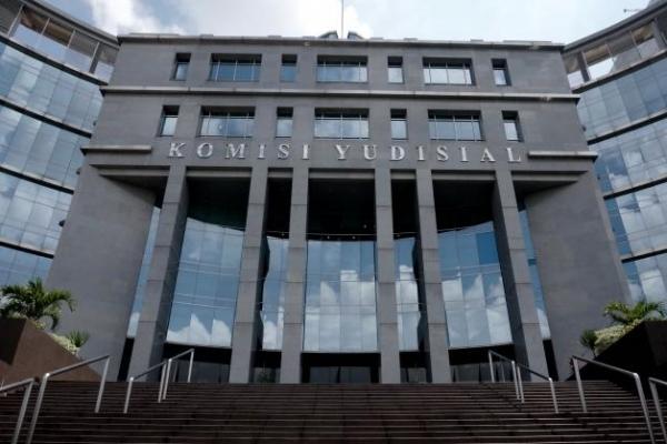   Sekjen Positif Covid-19, Kantor KY Disemprot Disinfektan