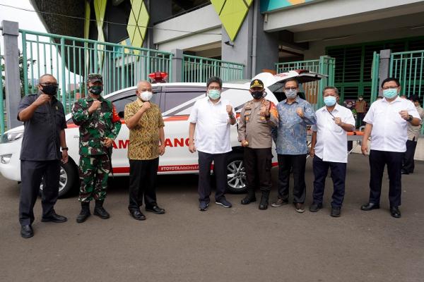 Toyota Donasikan Innova dan Face Mask ke Pemkot Bekasi