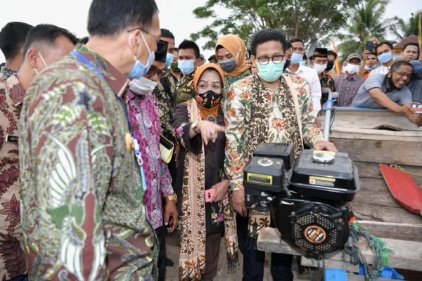 Serahkan Bantuan Kapal Nelayan, Ini Pesan Gus Menteri