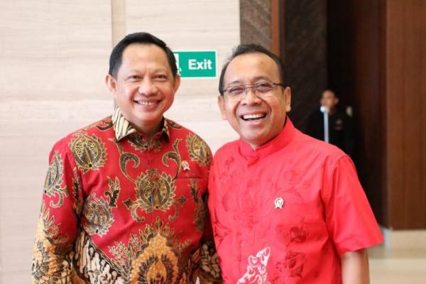 Mensesneg: Ada Yang Baru Dalam Upacara Bendera di Istana