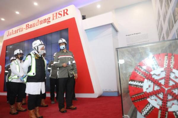 Tinjau Proyek Kereta Cepat, Menaker Periksa Penggunaan TKA