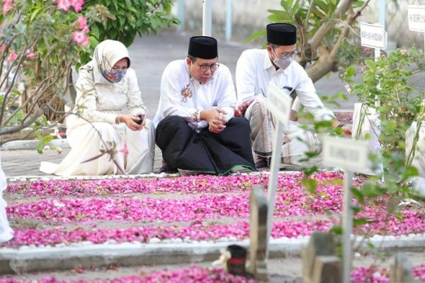 Salat Ied di Denayar, Gus Menteri Nyekar ke Makam KH Bisri Syansuri dan KH M Iskandar