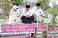 Salat Ied di Denayar, Gus Menteri Nyekar ke Makam KH Bisri Syansuri dan KH M Iskandar