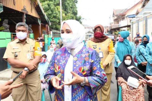 Ketum TP PKK Pusat Bagikan Masker dan Sosialisasi Protokol Kesehatan di Kelurahan Johar Baru