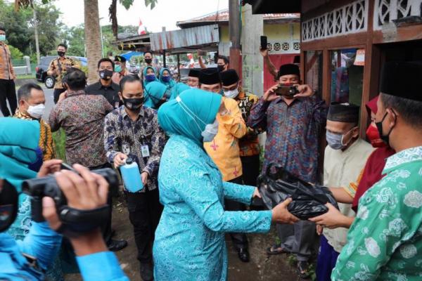 Ketua TP PKK Pusat Bagikan Masker Door to Door di Kabupaten Reejang Lebong